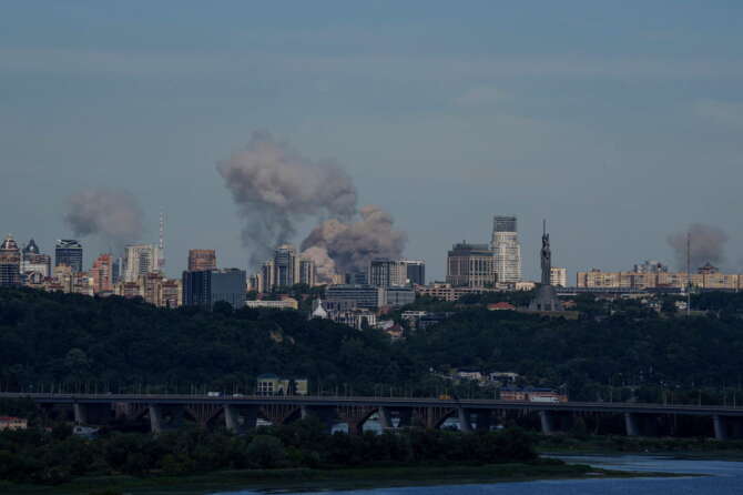 Ucraina, pesanti bombardamenti sul Paese: blackout e morti a Kiev tornata nel mirino di Putin, appello di Zelensky