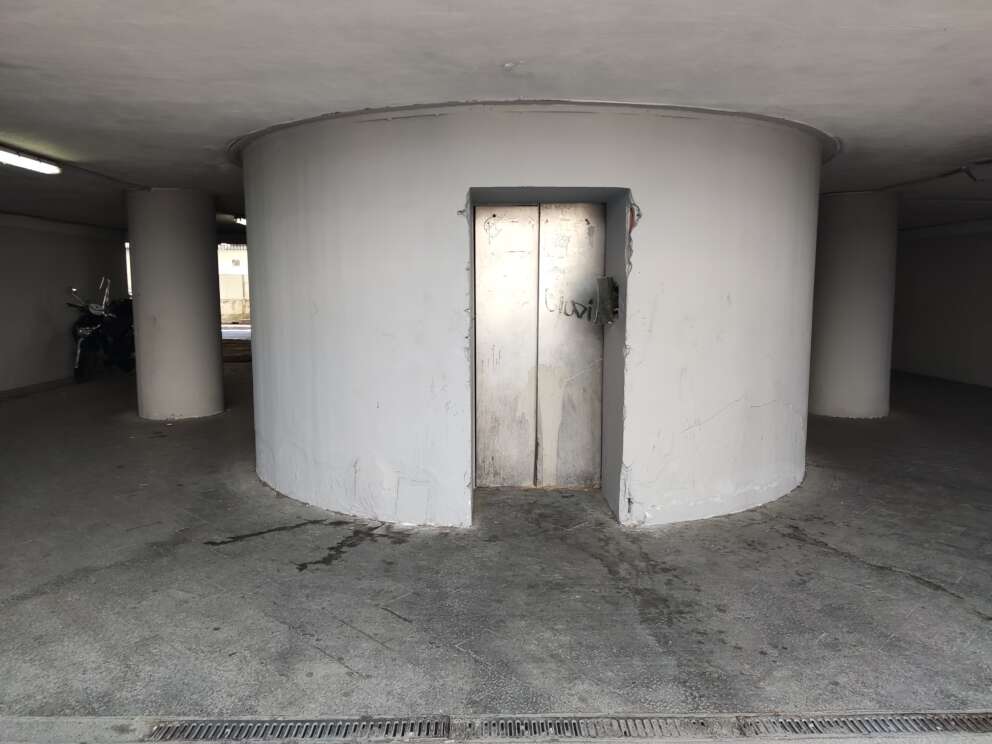 Centro Direzionale di Napoli, luogo di degrado e set ideale per un film horror: le foto