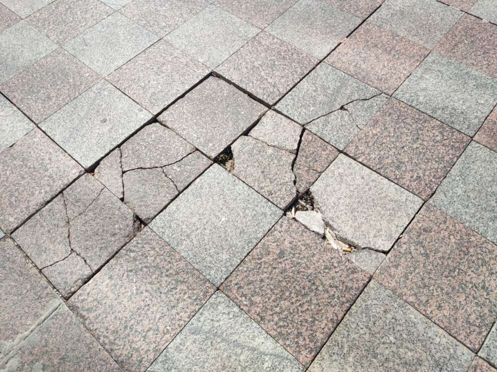 Centro Direzionale di Napoli, luogo di degrado e set ideale per un film horror: le foto