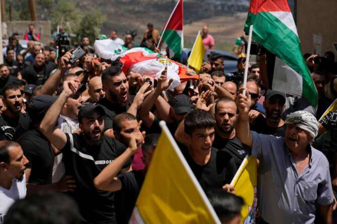 Mourners carry the body of Palestinian Rasheed Mahmoud Sadah, 23, who was killed during a rampage by Israeli settlers, during his funeral in the West Bank village of Jit, near Nablus, Friday, Aug. 16, 2024. (AP Photo/Nasser Nasser) 


Associated Press / LaPresse
Only Italy and Spain