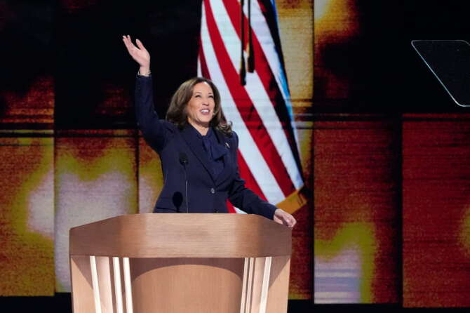 Il discorso di Kamala Harris alla convention: “Sarò presidente di tutti, conseguenze serie con Trump alla Casa Bianca”