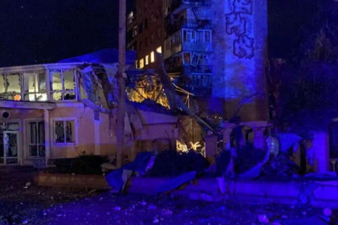Ucraina, bombe russe su un hotel a Kramatorsk: morto tra le macerie un collaboratore della Reuters