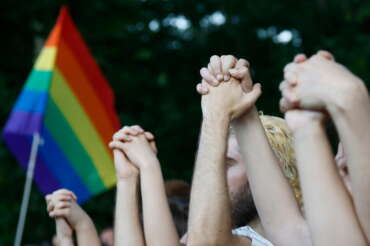 Fa coming out, il padre spedisce e abbandona il figlio 16enne in Togo: “In Africa ti cureranno”
