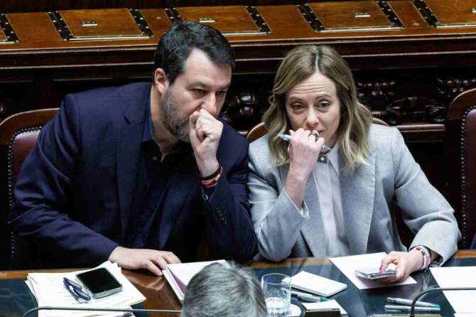 Come funziona il Meloni-Salvini pensiero: non so niente, quindi te lo spiego