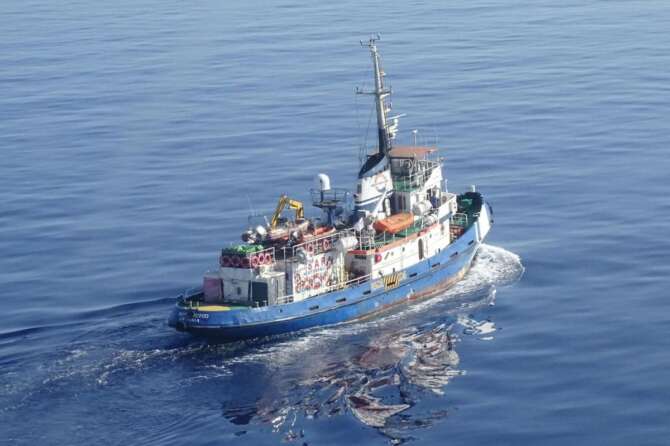 Migrantes, la Chiesa scende in mare finanziando una sua barca per affiancare Mediterranea (con la benedizione del Papa)