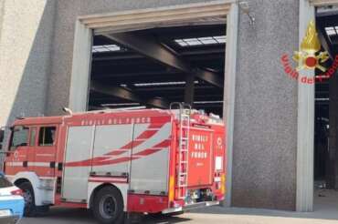 Muore a 22 anni sul posto di lavoro, incastrato nel nastro trasportatore: la tragedia a Monza