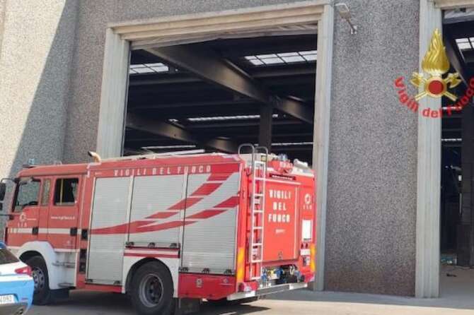 Muore a 22 anni sul posto di lavoro, incastrato nel nastro trasportatore: la tragedia a Monza