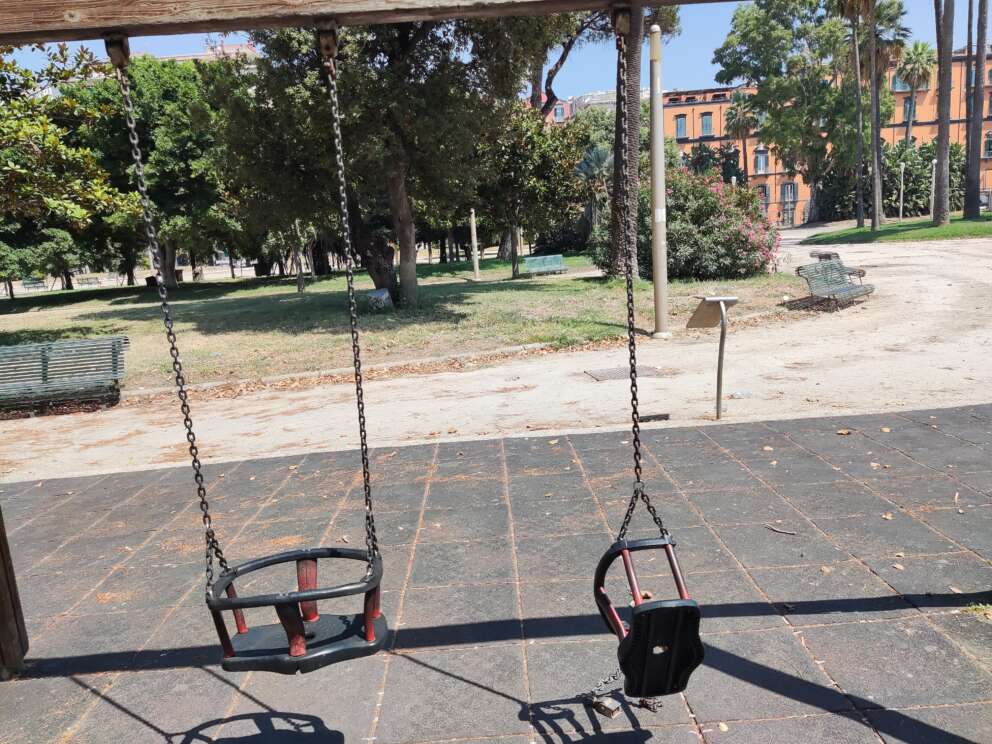 Villa Comunale di Napoli, l’area bimbi vittima di degrado e lerciume: giostre rotte e rifiuti ovunque. Le Foto
