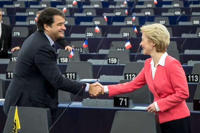 Foto Roberto Monaldo / LaPresse 27-11-2019 Strasburgo Politica Sessione plenaria del Parlamento Europeo – Voto sulla Commissione Von Der Leyen Nella foto Raffaele Fitto, Ursula Von Der Leyen Photo Roberto Monaldo / LaPresse 27-11-2019 Strasbourg (France) Plenary sitting of the European Parliament – Vote on Von Der Leyen Commission In the pic Raffaele Fitto, Ursula Von Der Leyen