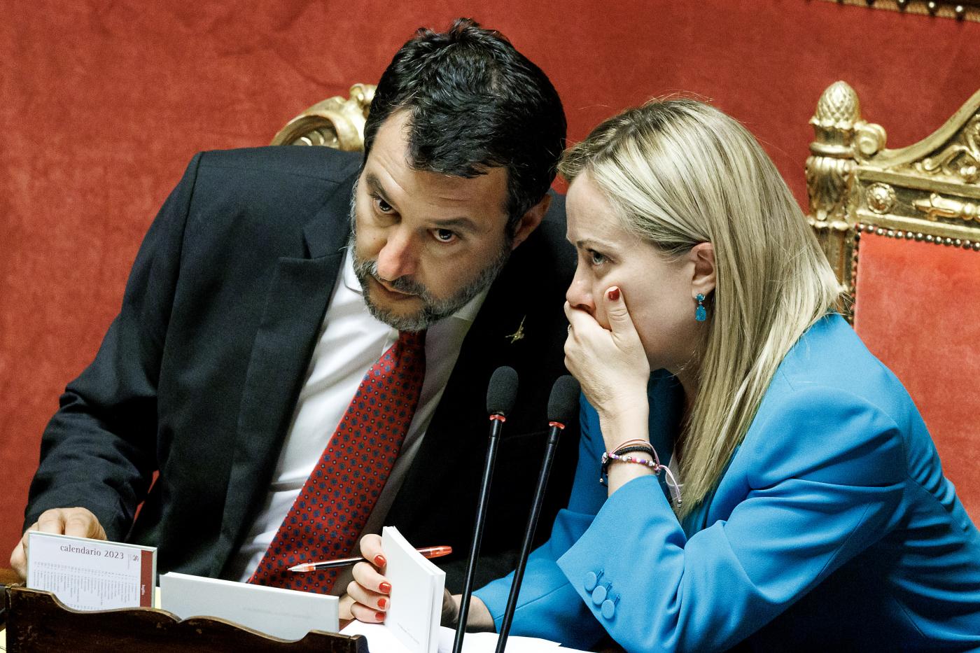 Armi all’Ucraina, Salvini e Meloni divisi per finta: per Pd e M5S invece i guai sono seri