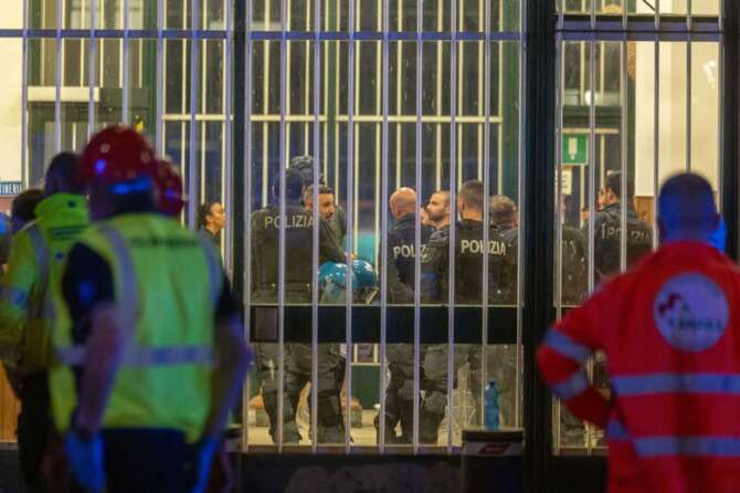 Rivolta e tentativi di evasione al carcere minorile Beccaria di Via Calchi Taeggi – Milano, Italia – Sabato, 31 Agosto 2024 (foto Stefano Porta / LaPresse) Riot and escape attempts at the Beccaria juvenile prison in Via Calchi Taeggi – Milano, Italia – Milan, Italy – Saturday, 31 august 2024 (photo Stefano Porta / LaPresse)