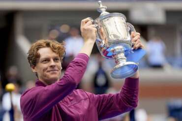 Jannik Sinner, of Italy, holds up the championship trophy after defeating Taylor Fritz, of the United States, in the men’s singles final of the U.S. Open tennis championships, Sunday, Sept. 8, 2024, in New York. (AP Photo/Julia Nikhinson)