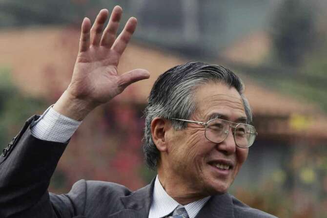 FILE – Former Peru’s President Alberto Fujimori waves at his home in Santiago after leaving the academy for the training of corrections officers in Santiago, Chile, May 18, 2006. His daughter Keiko Fujimori announced in a post on X that he died of cancer on Wednesday, September 11, 2024. (AP Photo/Claudio Santana, File) Associated Press/LaPresse