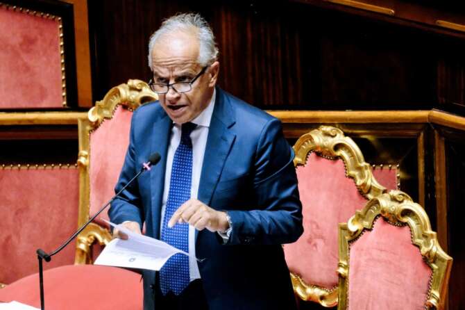 Perché la ong Mediterranea ha denunciato il ministro Piantedosi