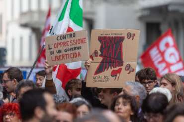 Arrestateci tutti: il sit-in a Piazza Navona cantando “Bella Ciao” contro le leggi fasciste sulla sicurezza