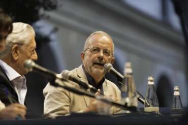 Foto LaPresse/Sandro Rizzo 13-09-2015 Mantova, Italia cronaca cultura Festival della Letteratura di Mantova Piazza Castello Evento di chiusura Festival Mario Vargas Llosa con Ernesto Franco Nella foto: Mario Vargas Llosa con Ernesto Franco Photo LaPresse/Sandro Rizzo 13 september 2015 Mantova, Italy news culture Festival of Literature in Mantova