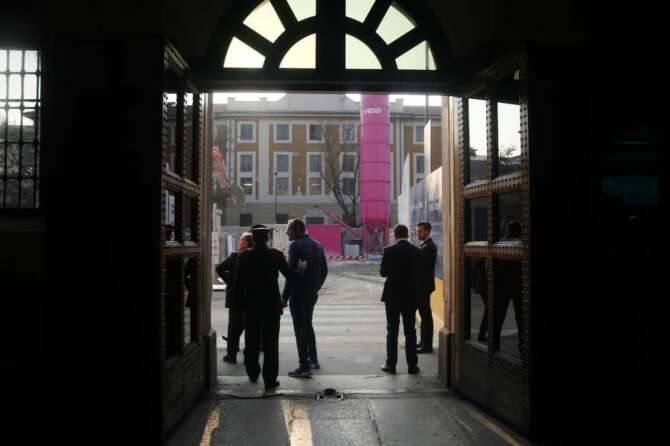 FOTO DI REPERTORIO Foto LaPresse – Vince Paolo Gerace 15/10 /2018 – Milano (MI) Cronaca Viaggio Carcere San Vittore Nella foto Polizia carceraria davanti all’entrata del Carcere di San Vittore in occasione del viaggio delle carceri italiane