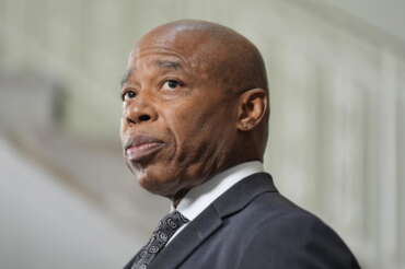 Il sindaco di New York incriminato, guai per l’ex poliziotto Eric Adams: le indagini per corruzione