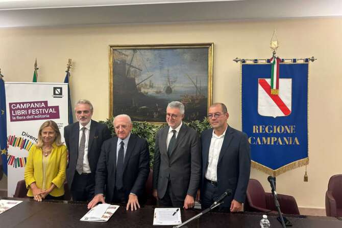 Campania Libri Festival: torna la fiera a Napoli, la città dei tre Saloni: omaggi a Leopardi, Loren e Troisi