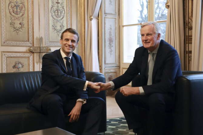Emmanuel Macron e Michel Barnier in una foto del 2020