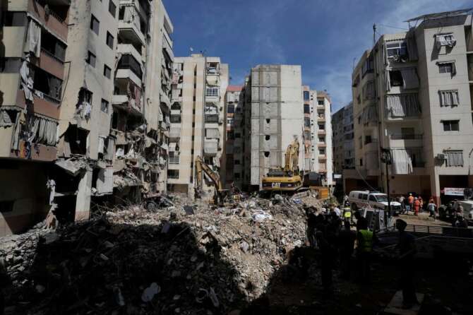 Libano, Israele aumenta la pressione su Hezbollah: raid in tutto il Paese e quasi 500 morti, l’IDF ordina l’evacuazione