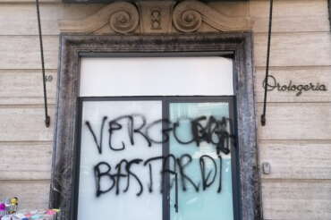 Chiuso lo store Swatch a Napoli, imbrattata la porta di ingresso: “Vergogna”