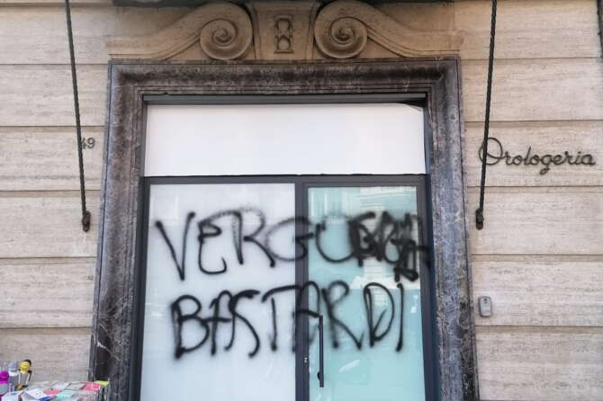 Chiuso lo store Swatch a Napoli, imbrattata la porta di ingresso: “Vergogna”