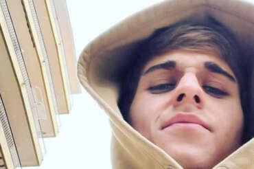 Chi è Davide Bonolis, figlio del conduttore e di Sonia Bruganelli: il racconto della malattia, il calcio a Siena e la fidanzata