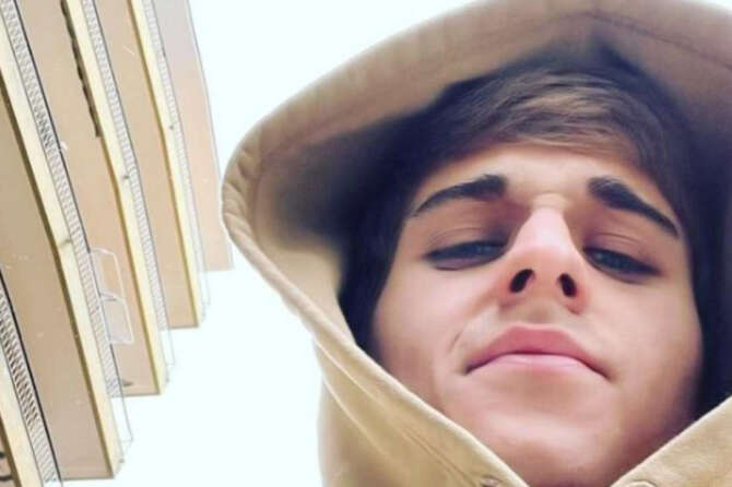 Chi è Davide Bonolis, figlio del conduttore e di Sonia Bruganelli: il racconto della malattia, il calcio a Siena e la fidanzata