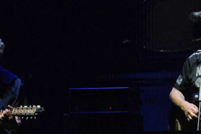 Edoardo ed Eugenio Bennato insieme sul palco dell’Arena Flegrea a Napoli per ricordare il fratello Giorgio