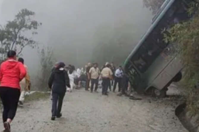 Incidente a Machu Picchu, anche italiani feriti nello schianto: l’autobus precipitato fuori strada in Perù