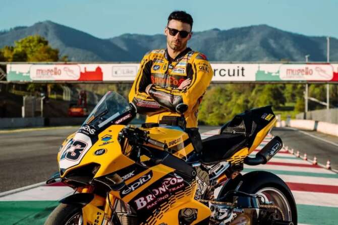 Chi era Luca Salvadori, il pilota di moto e “influencer” morto in un incidente in gara in Germania