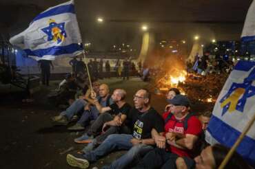 Sciopero generale in Israele, Paese in rivolta contro Netanyahu per gli ostaggi: tribunale ordina stop anticipato