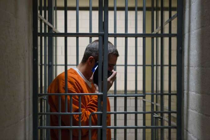 Sadismi di Stato: proibito ai migranti senza permesso di usare il telefonino