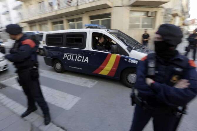 FOTO DI REPERTORIO DA LAPRESSE Spanish National Police agents get inside their vehicle next to a group of Mossos d’Esquadra (L) in Barcelona, northeastern Spain, 03 October 2017, during a demonstration held by residents to protest against the police actions during the illegal referendum held 01 october 2017. Unions CGT, IAC, COS and CSC called for a general strike in Catalonia as a protest against the Spanish Government measures to avoid the celebration of the referendum last 01 October 2017. According to unions, the strike is having a big support in sectors such as transport, shops, stowage or agriculture. EFE/ALBERTO ESTEVEZ