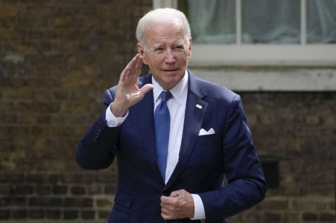 US President Joe Biden waves upon arriving for a meeting with Britain’s Prime Minister Rishi Sunak at 10 Downing Street in London, Monday, July 10, 2023. (AP Photo/Susan Walsh)

Associated Press/LaPresse
Only Italy and Spain