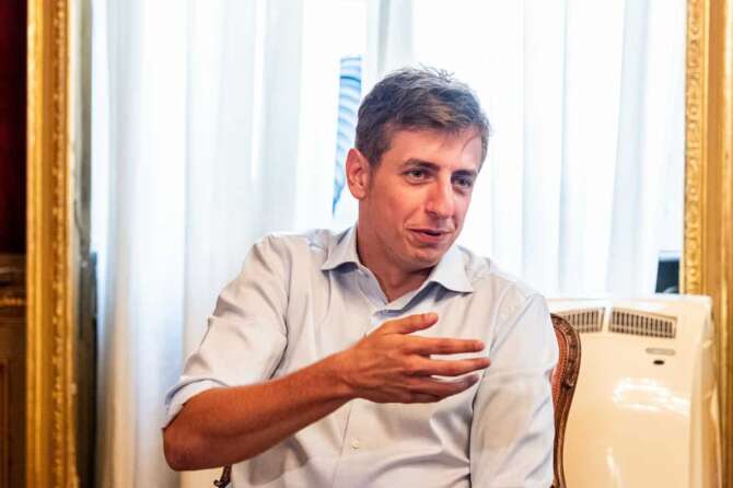 Andrea Joly durante alcuni momenti dell’incontro tra il presidente del Consiglio regionale, Davide Nicco e i componenti dell’Ufficio di presidenza del Consiglio con il giornalista del quotidiano La Stampa, Andrea Joly, recentemente vittima di una aggressione in strada presso Palazzo Lascaris a Torino, Italia – Cronaca – Mercoledì 7 Agosto 2024 – (Photo Giacomo Longo / LaPresse) Andrea Joly during some moments of the meeting between the President of the Regional Council, Davide Nicco, and the members of the Council Bureau with the journalist of the newspaper La Stampa, Andrea Joly, recently victim of an assault in the street at Palazzo Lascaris in Turin, Italy – News – Wednesday, 7 August 2024 – (Photo Giacomo Longo / LaPresse)