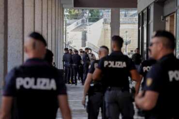 Foto Guido Calamosca/LaPresse 13-09-2023 Bologna, Italia – Cronaca controlli delle forze dell’ordine in piazza xx settembre Sept 12, 2023 Bologna news police checks in Piazza xx Settembre