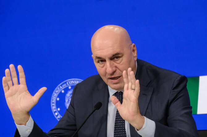 Foto Mauro Scrobogna /LaPresse

The Minister of Defense Giuido Crosetto  during the press conference on the situation in Lebanon and the involvement of the UNIFIL contingent, Headquarters of the Presidency of the Council, Palazzo Chigi in Rome Thursday October 10 2024 (Photo by Mauro Scrobogna / LaPresse)