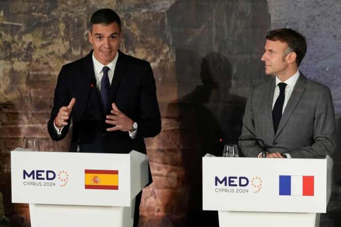 Spain’s Prime minister Pedro Sanchez, left, speaks next to French President Emmanuel Macron during a news conference in Paphos ,Cyprus, on Friday, Oct 11, 2024 as the leaders of nine southern European Union member countries and Jordan are meeting to come up with ways of de-escalating the conflict in the Middle East (AP Photo/Petros Karadjias) Associated Press / LaPresse Only italy and Spain