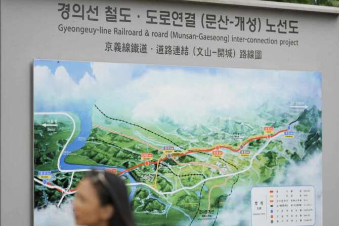 A visitor walks by a map of railroad and road between two Koreas cities, South’s Munsan and North’s Kaesong, at the Imjingak Pavilion in Paju, South Korea, Tuesday, Oct. 15, 2024. (AP Photo/Lee Jin-man) Associated Press/LaPresse