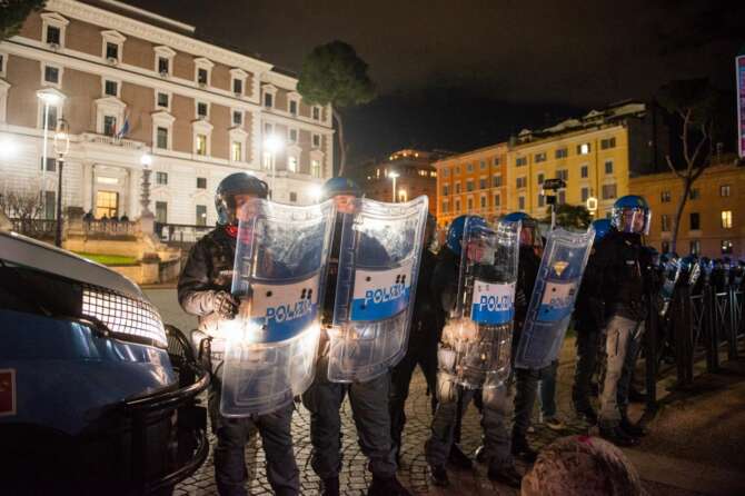 Nella foto la Polizia davanti al Viminale/Lapresse