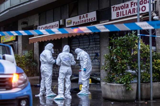 Accoltellamento con un morto in Via Giovanni da cermenate durante una rapina – Milano, Italia – Giovedì, 17 Ottobre 2024 (foto Stefano Porta / LaPresse) Stabbing with one dead in Via Giovanni da Cermenate during a robbery -, 17 October 2024 (photo Stefano Porta / LaPresse)