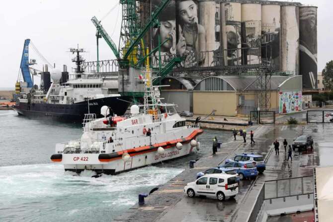 Italian Coast Guard patrol boat carrying the 12 migrants returned from Albania in the port of Bari, south Italy – October 19, 2024 – (photo by Nino Ratiani/LaPresse) BARI 19 10 2024 È entrata nel porto di Bari la motovedetta della Guardia Costiera italiana con a bordo i 12 migranti provenienti dal centro italiano di permanenza per il rimpatrio di Gjader per i quali è stato disposto il rientro in Italia dopo che il tribunale di Roma non ha convalidato il loro trattenimento all’interno del centro. LAPRESSE/NINO RATIANI
