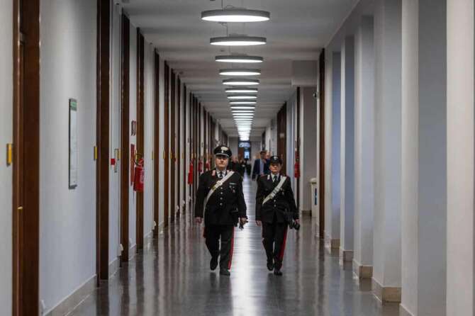 Carabinieri in un corridoio della Procura della Repubblica. Conferenza stampa in Procura su misure cautelari sequestro di società per esfiltrazione dati e informazioni sensibili – Milano, Italia – Sabato, 26 Ottobre 2024 (foto Stefano Porta / LaPresse) Press conference at the Prosecutor’s Office on precautionary measures for the seizure of companies for exfiltration of sensitive data and information – Milan, Italy – Saturday, 26 October 2024 (photo Stefano Porta / LaPresse)