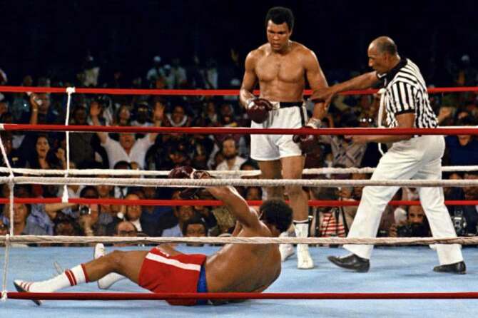 FILE – In this Oct. 30, 1974 file photo, referee Zack Clayton, right, steps in after challenger Muhammad Ali looks on after knocking down defending heavyweight champion George Foreman in the eighth round of their championship bout in Kinshasa, Zaire. (AP Photo/File) Associated Press/LaPresse