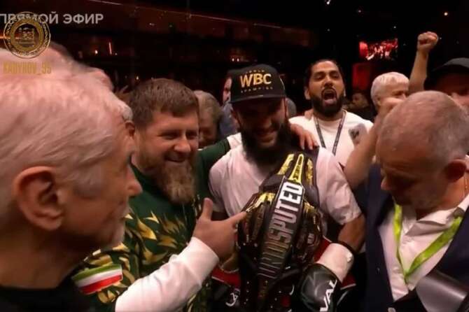 Kadyrov coccola ed esibisce il suo campione: il dittatore ceceno a Riyadh per Beterbiev, felicità e complotti dopo la vittoria su Bivol