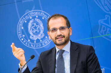 Marcello Gemmato, il sottosegretario alla Salute (pubblica) con la clinica privata: “Da noi niente liste d’attesa”