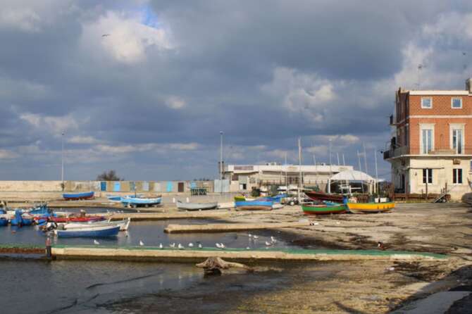 Bari, legato e gettato in mare da un baby gang: salvato da un pescatore  in ipotermia