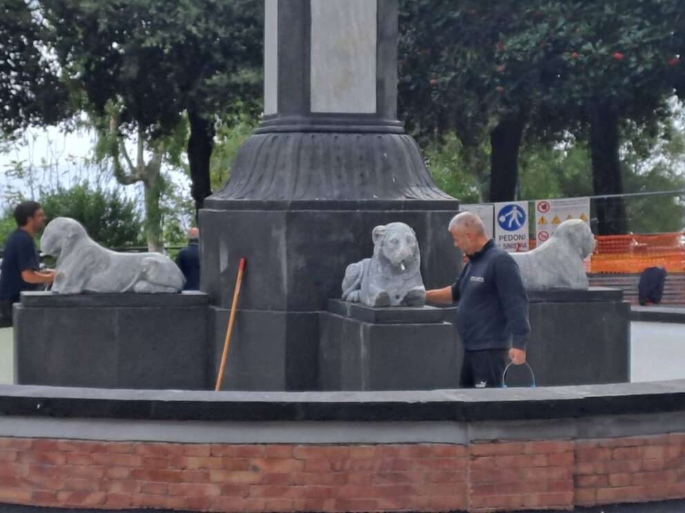 Rinasce piazza Salvatore Di Giacomo a Napoli, le foto della nuova fontana installata a Posillipo